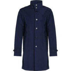 Club Monaco MAC Krótki płaszcz navy. Niebieskie płaszcze męskie marki Club Monaco, s, bez wzorów, z bawełny, krótkie, bez kaptura. W wyprzedaży za 986,30 zł.