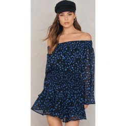 Bluzki damskie: NA-KD Boho Bluzka z odkrytymi ramionami w kwiatowy wzór – Black,Blue,Multicolor