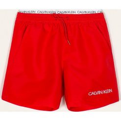 Calvin Klein - Szorty kąpielowe dziecięce 128-176 cm. Niebieskie spodenki chłopięce Calvin Klein, bez wzorów, z poliesteru. W wyprzedaży za 159,90 zł.