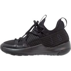 Jordan TRAINER PRO Obuwie do koszykówki black/white. Czarne buty chłopięce sportowe marki Jordan, z materiału. W wyprzedaży za 186,45 zł.
