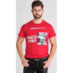 T-SHIRT VERSACE JEANS. Czerwone t-shirty męskie m, z nadrukiem, z bawełny, z okrągłym kołnierzem. Za 245,00 zł.