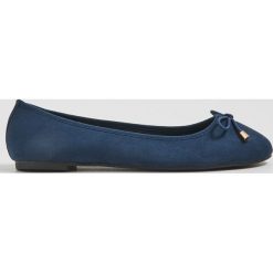 Baleriny z kokardą - Granatowy. Niebieskie baleriny damskie Sinsay, bez wzorów, bez obcasa. Za 19,99 zł.