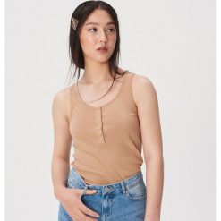 Tank top z guzikami - Beżowy. Brązowe topy damskie Sinsay, s, bez wzorów, bez kołnierzyka. Za 14,99 zł.