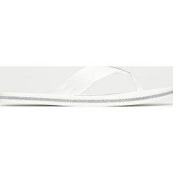 Tommy Hilfiger - Japonki. Białe klapki damskie TOMMY HILFIGER, bez wzorów, z gumy, bez obcasa, na obcasie. Za 179,90 zł.