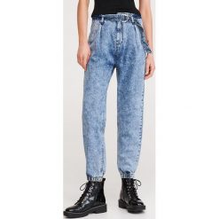 Jeansy jogger z paskiem - Niebieski. Niebieskie jeansy damskie Reserved. W wyprzedaży za 69,99 zł.
