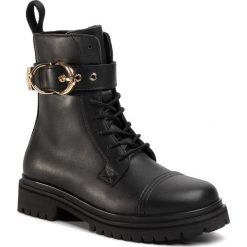 Trapery VERSACE JEANS COUTURE - E0VVBS41 71387 899. Czarne trapery damskie Versace Jeans Couture, z jeansu, bez obcasa, bez zapięcia. W wyprzedaży za 1009,00 zł.