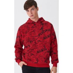 Bluza z nadrukiem all over - Czerwony. Czerwone bluzy męskie House, s, z nadrukiem. W wyprzedaży za 69,99 zł.