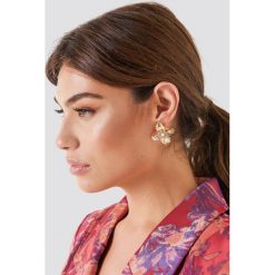 Kolczyki damskie: NA-KD Accessories Kolczyki na sztyfcie Small Blossom – Gold
