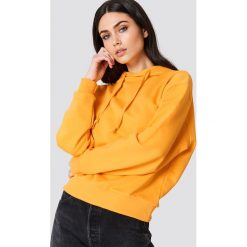 NA-KD Basic Bluza z kapturem basic - Orange. Pomarańczowe bluzy damskie marki NA-KD Basic, bez wzorów, z bawełny, z długim rękawem, długie, z kapturem. W wyprzedaży za 50,47 zł.