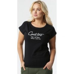 Czarny T-shirt Aigalyse. Czarne bluzki dziewczęce Born2be, z nadrukiem, z okrągłym kołnierzem, z krótkim rękawem, krótkie, bez kaptura. Za 39,99 zł.