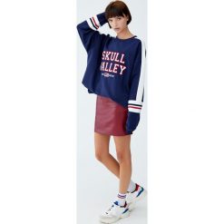 Bluza college z pasami na rękawie. Zielone bluzy damskie Pull&Bear, bez wzorów, bez rękawów, bez kaptura. Za 89,90 zł.