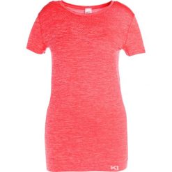 KariTraa KRISTINA Tshirt basic coral. Pomarańczowe topy sportowe damskie marki KariTraa, l, z materiału. W wyprzedaży za 135,85 zł.
