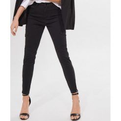 Jeansy skinny cargo Eco Aware - Czarny. Czarne jeansy damskie Mohito. W wyprzedaży za 99,99 zł.