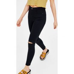 Spodnie rurki z wysokim stanem. Szare rurki damskie marki Pull & Bear, z podwyższonym stanem. Za 49,90 zł.