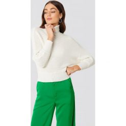 NA-KD Sweter z dzianiny z wywijanym golfem - Offwhite. Szare golfy damskie marki NA-KD, z bawełny. Za 121,95 zł.