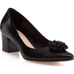 Buty damskie. Czarne czółenka damskie Wittchen, z aplikacjami, ze skóry, bez obcasa, na obcasie. W wyprzedaży za 259,90 zł.
