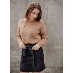 SWETER LAURA CAMEL. Brązowe swetry damskie Fanaberia.com, bez wzorów, ze splotem, klasyczne, bez rękawów, bez kaptura. Za 99,00 zł.