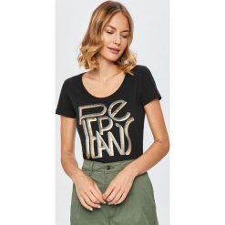 Pepe Jeans - T-shirt Lore. Czarne bluzki damskie Pepe Jeans, s, z nadrukiem, z bawełny, casualowe, z okrągłym kołnierzem, z krótkim rękawem. Za 139,90 zł.