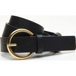 Czarny pasek z okrągłą klamrą - Czarny. Czarne paski damskie Cropp, w paski. Za 29,99 zł.