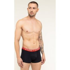 Komplet 3 par bokserek Guess U97G01 JR003. Czarne bokserki męskie Guess, z aplikacjami, z elastanu. W wyprzedaży za 159,00 zł.