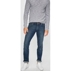 Wrangler - Jeansy Greensboro. Niebieskie jeansy męskie Wrangler, bez wzorów. W wyprzedaży za 279,90 zł.