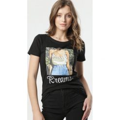 Czarny T-shirt Lysiniassi. Czarne bluzki damskie Born2be, s, z nadrukiem, glamour, z okrągłym kołnierzem. Za 49,99 zł.