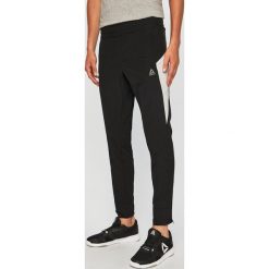 Reebok - Spodnie. Czarne spodnie męskie Reebok, s, z tkaniny, sportowe. W wyprzedaży za 179,90 zł.