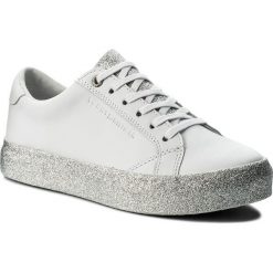 Sneakersy TOMMY HILFIGER - Sparkle Outsole Glitter Sneaker FW0FW02798 White/Silver 907. Białe półbuty damskie TOMMY HILFIGER, ze skóry. W wyprzedaży za 329,00 zł.