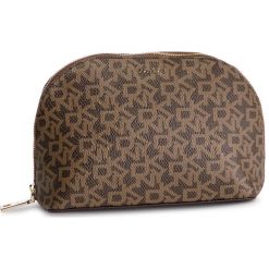 Kosmetyczka DKNY - Allen Lg Flap Shoul R84RJ986 Mocha Logo/Vic 9MV. Pomarańczowe kosmetyczki męskie DKNY, bez wzorów, ze skóry ekologicznej. W wyprzedaży za 269,00 zł.