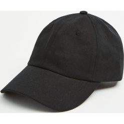Czarna czapka basic. Czarne czapki z daszkiem męskie Pull&Bear. Za 39,90 zł.