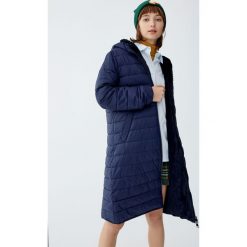 Pikowany płaszcz z podszewką ze sztucznego futerka. Zielone płaszcze damskie marki Pull&Bear. Za 299,00 zł.