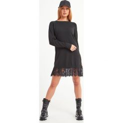 SUKIENKA U&B TWINSET. Sukienki damskie Twinset U&B, s, bez wzorów, eleganckie, bez kołnierzyka, bez rękawów. Za 859,00 zł.