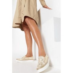 Złote Slip On Marita. Żółte półbuty damskie Born2be, bez wzorów, bez obcasa, bez zapięcia. W wyprzedaży za 39,99 zł.