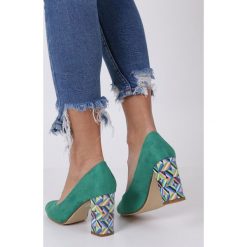 Zielone czółenka peep toe na szerokim ozdobnym słupku Sergio Leone PB133. Zielone czółenka damskie marki Sergio Leone, bez wzorów, z otwartym noskiem, bez obcasa, na słupku. Za 89,99 zł.