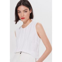 Top z guzikami na plecach - Biały. Białe topy damskie Mohito, bez wzorów, z dekoltem na plecach. Za 79,99 zł.