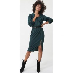 Ciemnozielona Sukienka Deepdene. Zielone sukienki damskie Born2be, s, w paski, z dzianiny, eleganckie, bez kołnierzyka, bez rękawów, długie, midi, rozkloszowane. Za 89,99 zł.