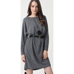 Szara Sukienka Fergus. Szare sukienki damskie Born2be, s, bez wzorów, z futra, z okrągłym kołnierzem, z długim rękawem, długie, midi, oversize. Za 79,99 zł.