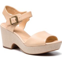 Sandały CLARKS - Maritsa Janna 261401154 Ecru. Brązowe klapki damskie Clarks, bez wzorów, ze skóry, bez obcasa, na obcasie. W wyprzedaży za 299,00 zł.