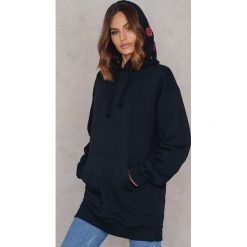 Bluzy damskie: Statement By NA-KD Influencers Bluza Raquelreitx – Black