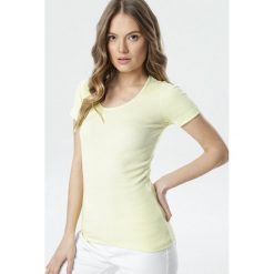 Żółty T-shirt Ananore. Żółte bluzki damskie Born2be, s, bez wzorów, bez kołnierzyka, bez rękawów. W wyprzedaży za 44,99 zł.