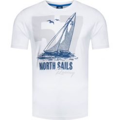 T-shirt NORTH SAILS Biały. Białe t-shirty męskie marki North Sails, z nadrukiem, z bawełny, z okrągłym kołnierzem. W wyprzedaży za 140,00 zł.