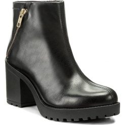 Botki VAGABOND - Grace 4428-201-20 Black. Czarne botki damskie na obcasie marki Vagabond, z materiału, z okrągłym noskiem. W wyprzedaży za 269,00 zł.