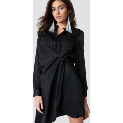 Hannalicious x NA-KD Sukienka koszulowa z drapowaniem - Black. Czarne długie sukienki marki Hannalicious x NA-KD, z koszulowym kołnierzykiem, z długim rękawem, koszulowe. Za 202,95 zł.