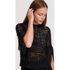 Ażurowa bluzka ze stójką - Czarny. Czarne bluzki damskie Reserved, xl, w ażurowe wzory. W wyprzedaży za 19,99 zł.