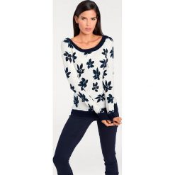 Sweter w kolorze granatowo-białym. Niebieskie swetry damskie Heine, bez wzorów, bez rękawów, bez kaptura. W wyprzedaży za 109,95 zł.