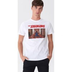 Koszulka z nadrukiem The Shining - Biały. Białe koszulki męskie House, s, z nadrukiem, bez kołnierzyka, bez rękawów. Za 49,99 zł.