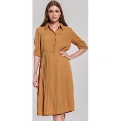 Camelowa Sukienka Inadequate. Brązowe sukienki damskie other, na lato, s, bez wzorów, z tkaniny, bez kołnierzyka, bez rękawów, midi. Za 119,99 zł.