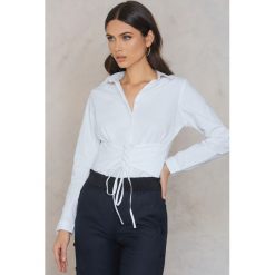 Koszule body: Rut&Circle Koszula z wiązaniem w talii Milly - White
