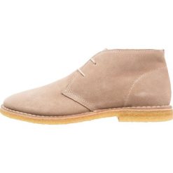 Shoe The Bear EDWARD Sznurowane obuwie sportowe beige. Brązowe buty sportowe męskie marki Shoe The Bear, ze skóry, na sznurówki. W wyprzedaży za 353,40 zł.