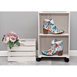 Botki - skóra naturalna - model 454 - kolor kwiatek. Botki damskie Zapato, na wiosnę, ze skóry, eleganckie, za kostkę, na wysokim obcasie, na obcasie, na zamek. W wyprzedaży za 299,25 zł.